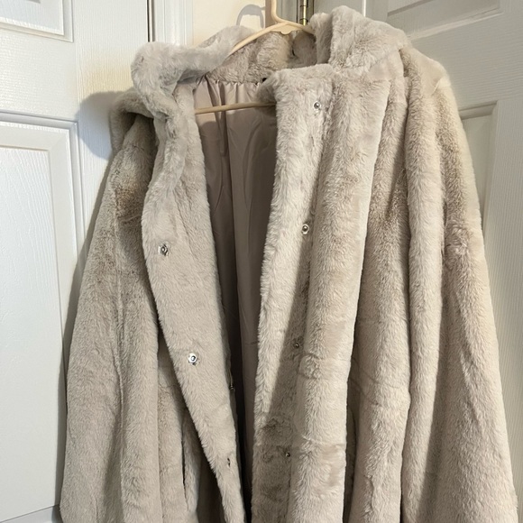 Elegant Cream Faux Fur Coat Shelby Collection - Picture 1 of 7